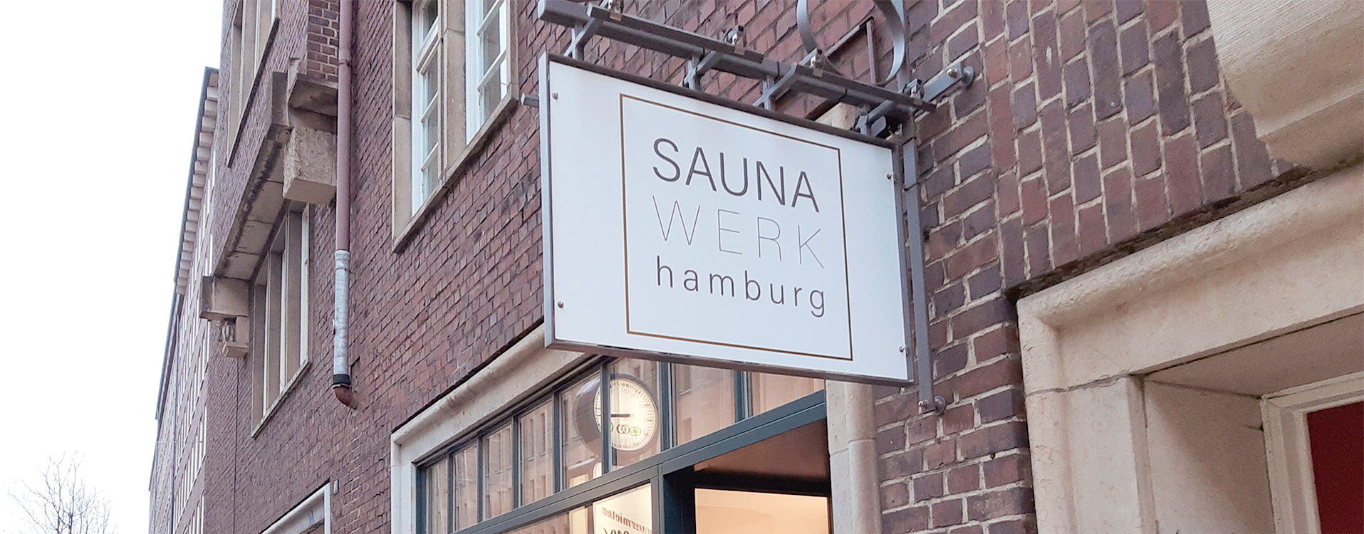 Schild von SAUNA WERK hamburg draußen vor dem Sauna-Geschäft
