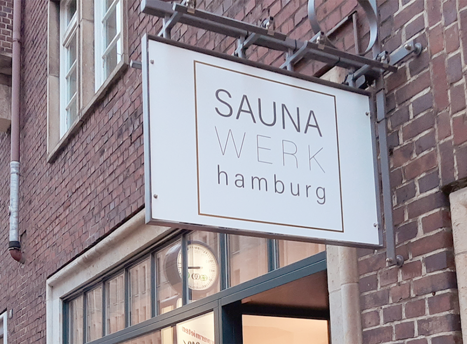 Schild von SAUNA WERK hamburg draußen vor dem Sauna-Geschäft