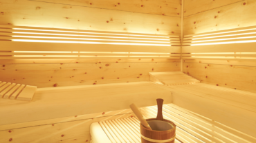 Helle einladende Holzsauna mit Aufgusseimer und Kopfstützen Sauna Aufguss